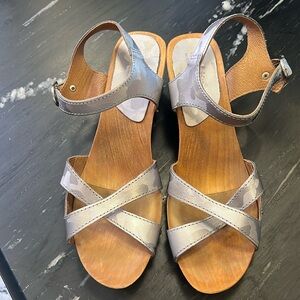 Sanita clogs in silver camouflage. Super comfortable. Rarely worn.